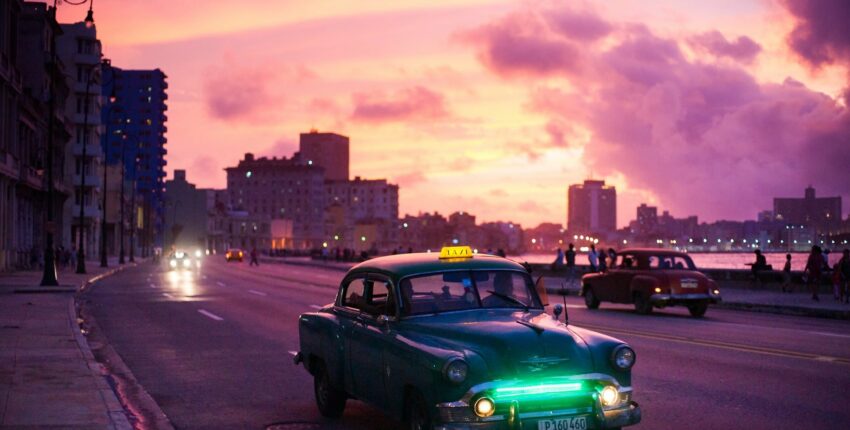 **Image Alt:** La Havane : classic car au coucher du soleil