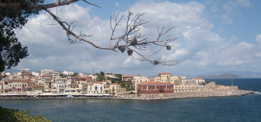 Héraklion Nikos Kazantzakis : ville côtière traditionnelle, mer bleu.