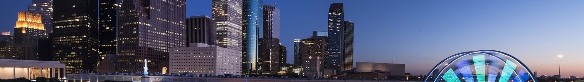 Houston skyline de nuit avec grande roue brillante.