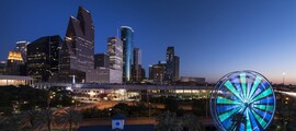 Houston skyline de nuit avec grande roue brillante.