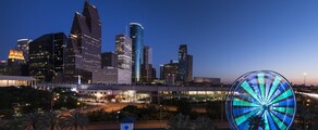 Houston skyline de nuit avec grande roue brillante.