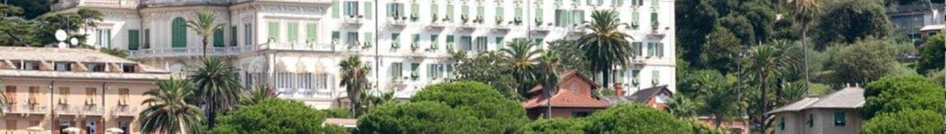 Grand Luxury Hôtels : Hôtel majestueux entouré de verdure.
