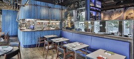 **Titre de la page:** Restaurant Moderne | Restaurants chics de Hong Kong

**Texte optimisé SEO (alternative balise) :**
Restaurant moderne intérieur, bleu et bois