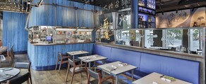 **Titre de la page:** Restaurant Moderne | Restaurants chics de Hong Kong

**Texte optimisé SEO (alternative balise) :**
Restaurant moderne intérieur, bleu et bois