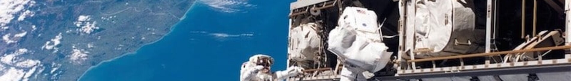 Astronautes de l'ISS en sortie extravéhiculaire.