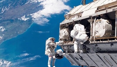Astronautes de l'ISS en sortie extravéhiculaire.