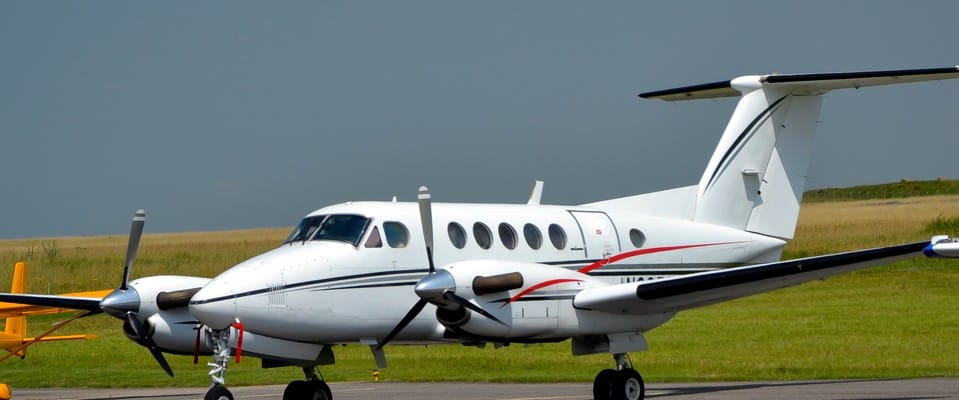 Location de jet privé : avion blanc sur piste.