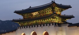 Porte principale du palais Gyeongbokgung au crépuscule, Séoul.