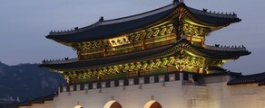 Porte principale du palais Gyeongbokgung au crépuscule, Séoul.