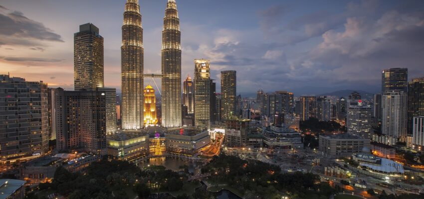Nocturne du paysage urbain de Kuala Lumpur, les tours Petronas illuminées à l'horizon.