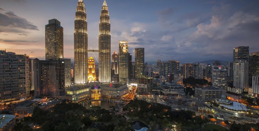 Nocturne du paysage urbain de Kuala Lumpur, les tours Petronas illuminées à l'horizon.