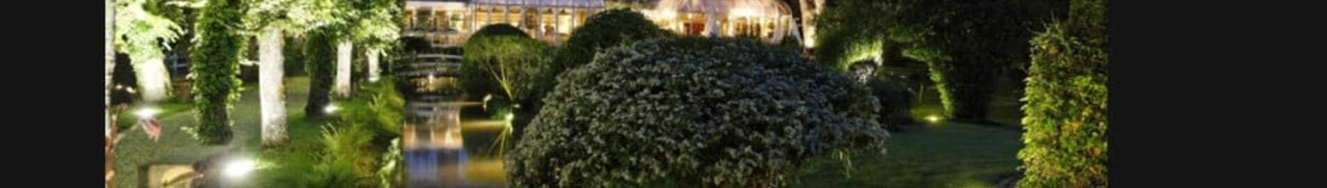 Jardin Vézelay au crépuscule avec étang réfléchissant