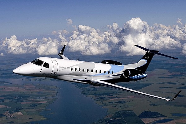 location de jet privé au-dessus d'un paysage pittoresque.