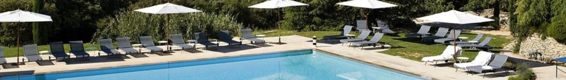 Hôtel Les Bories : piscine extérieure, chaises longues, montagnes.