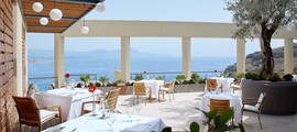 Restaurant en plein air à Rhodes, vue sur mer