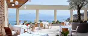 Restaurant en plein air à Rhodes, vue sur mer