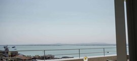 Empuriabrava : vue mer paisible avec boissons.