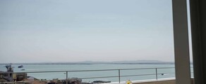 Empuriabrava : vue mer paisible avec boissons.