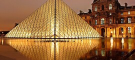 Le majestueux reflet nocturne de la Pyramide du Louvre.