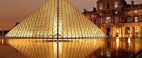Le majestueux reflet nocturne de la Pyramide du Louvre.