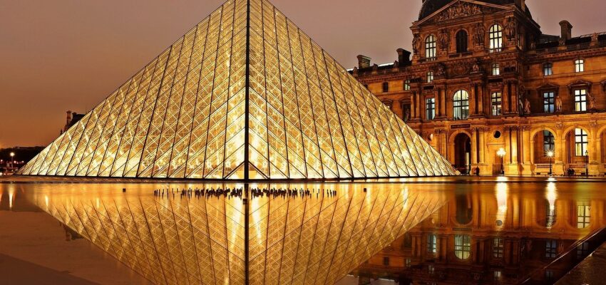Le majestueux reflet nocturne de la Pyramide du Louvre.