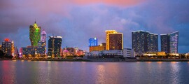 Allure vibrante de l'horizon de Macao avec des reflets néon.