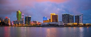 Allure vibrante de l'horizon de Macao avec des reflets néon.