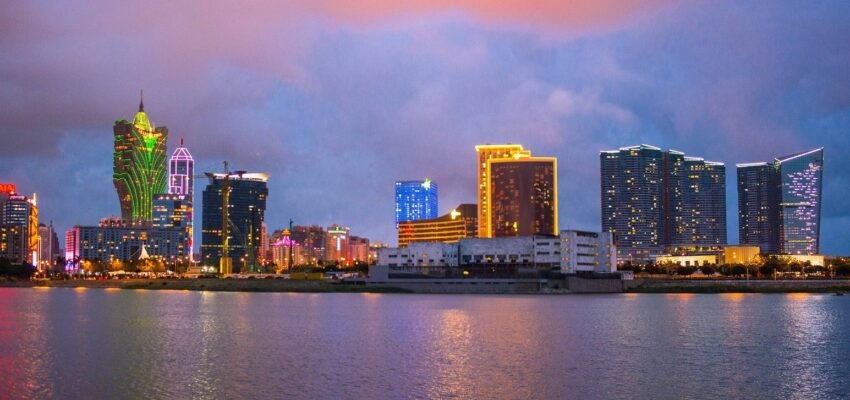 Allure vibrante de l'horizon de Macao avec des reflets néon.