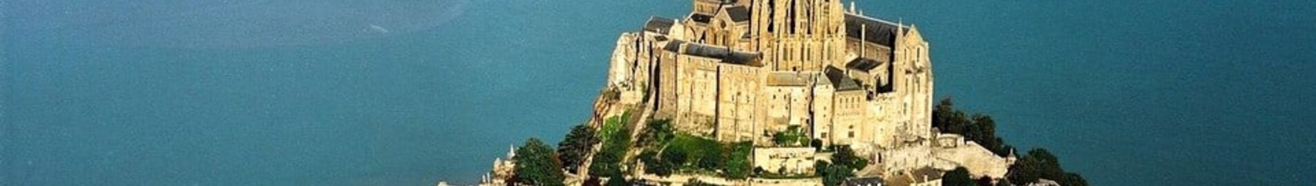Vue aérienne de l'abbaye du Mont-Saint-Michel, expérience inoubliable.