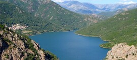 Ajaccio-Napoléon-Bonaparte : lac entre montagnes verdoyantes.