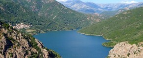 Ajaccio-Napoléon-Bonaparte : lac entre montagnes verdoyantes.
