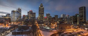 Paysage nocturne Montréal, gratte-ciel éclairé.