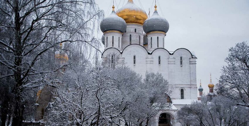 Cathédrale orthodoxe russe enneigée, dômes dorés en hiver.