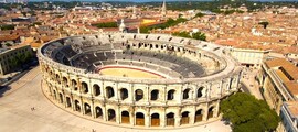Amphithéâtre romain de Nîmes, vue aérienne ville méditerranéenne dense.