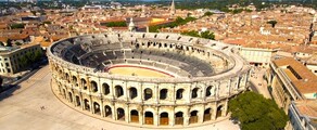 Amphithéâtre romain de Nîmes, vue aérienne ville méditerranéenne dense.