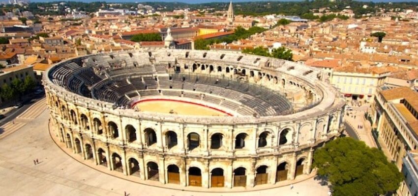 Amphithéâtre romain de Nîmes, vue aérienne ville méditerranéenne dense.