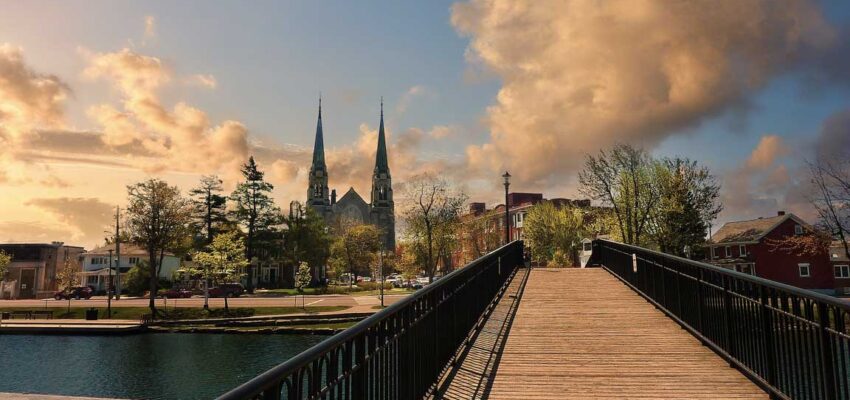Ville avec grande église au coucher du soleil.