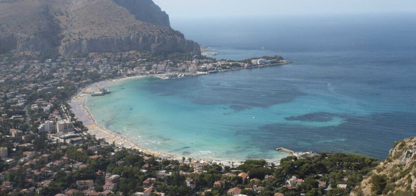 location jet privé - Vue aérienne côtière ville, montagnes, plages