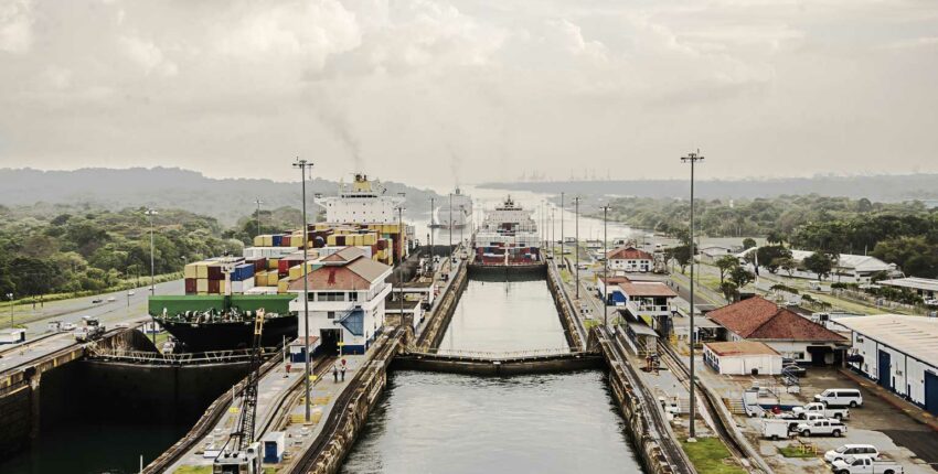 Yoast SEO requête cible : Canal à écluses

Texte alternatif : Canal à écluses avec deux navires et bâtiments industriels