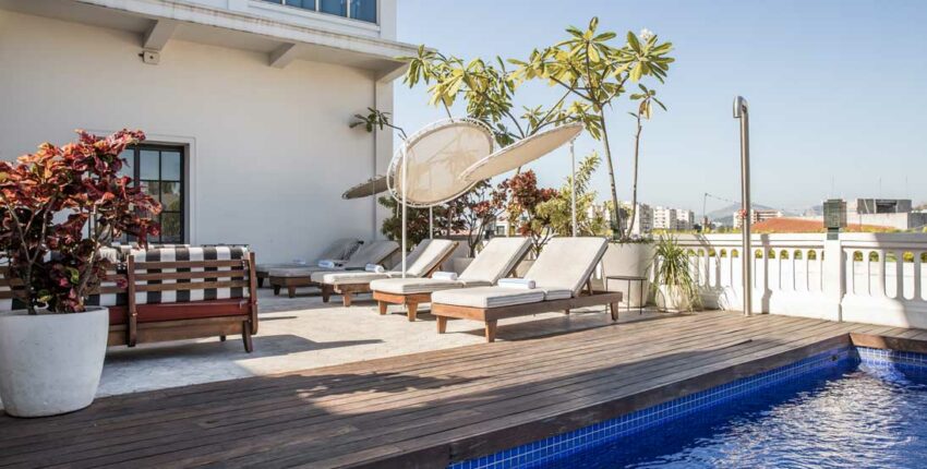 Terrasse sur toit avec chaises longues et petite piscine.