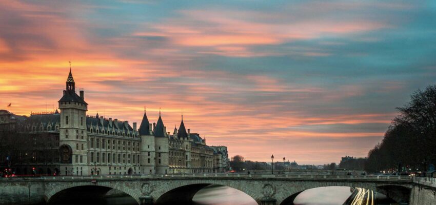 Baptême de l’air en hélicoptère au coucher du soleil.