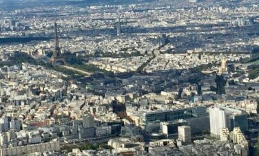 Vue aérienne de Paris, Tour Eiffel, bâtiments.
