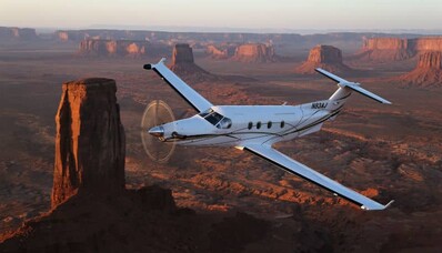 pilatus pc 12 volant au dessus de monument valley