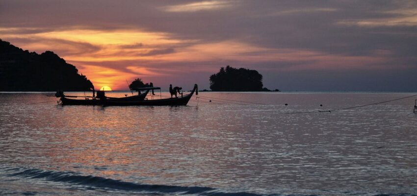 Silhouettes de bateaux au coucher du soleil.