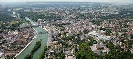 Vue aérienne de Pontoise Cormeilles avec ponts et verdure.