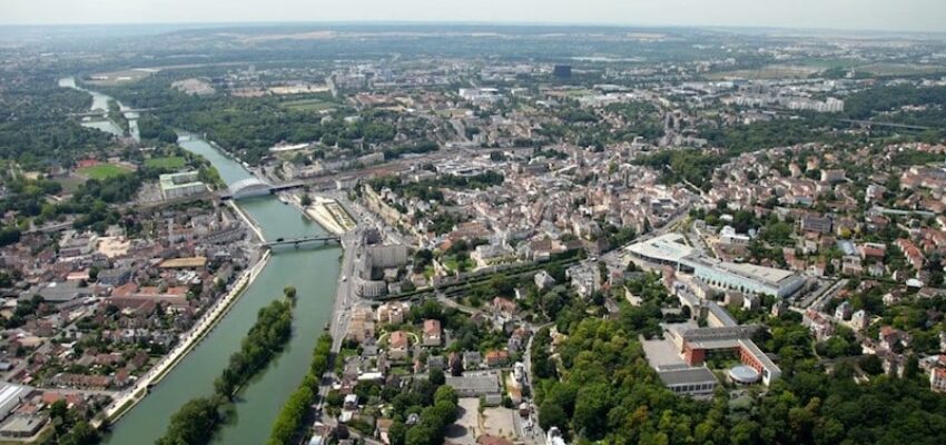 Vue aérienne de Pontoise Cormeilles avec ponts et verdure.