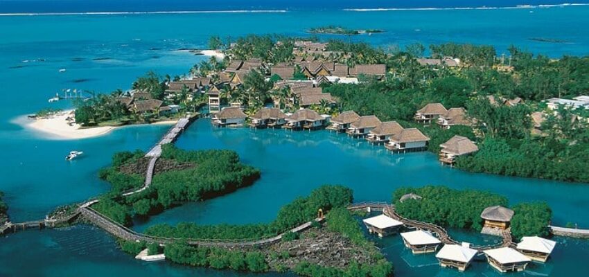 Requêtes célestes : Vue aérienne du complexe insulaire tropical.