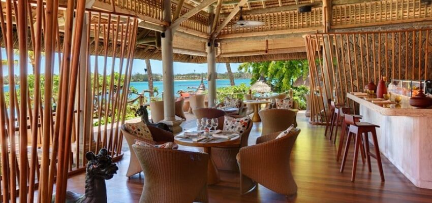 Restaurant en plein air, vue tropicale panoramique, chaises en osier