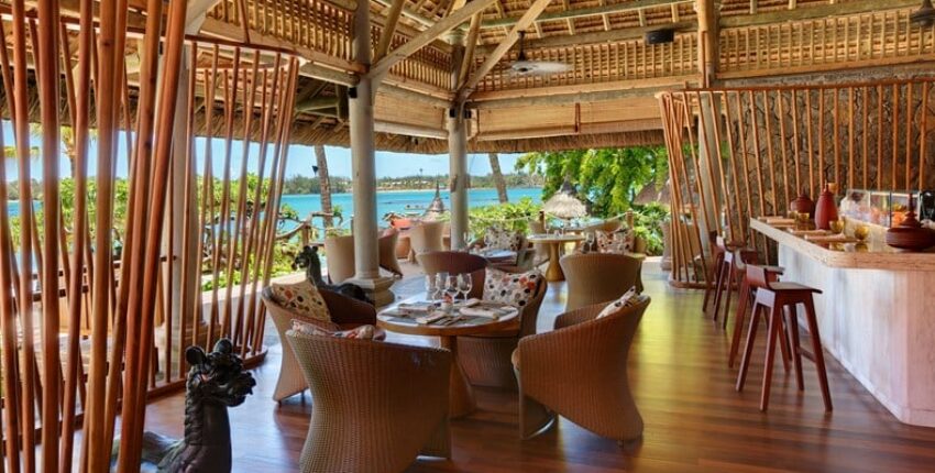 Restaurant en plein air, vue tropicale panoramique, chaises en osier