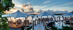 Titre de la page : Port-Louis

alt : Port-Louis Sunset Restaurant sur l'eau